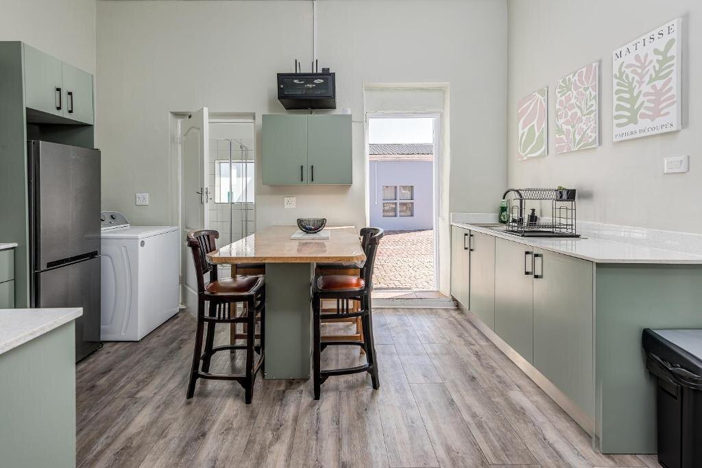 The Owl House Guest House - self-catering kitchen and dining area in Newton Park, Gqeberha